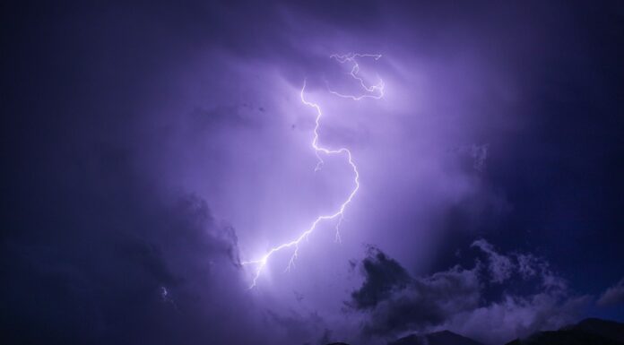 Tempestade e raio causa dano no Belize